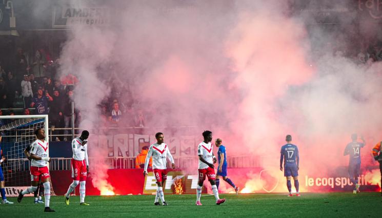 фенове франция - СТАНА СТРАШНО! Разгневени фенове замерят с ракети собствените си футболисти