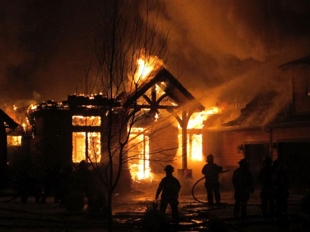 Къща на тричленно семейство е изгоряла напълно при пожар в