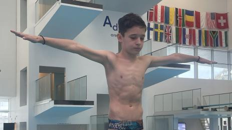 Български юнак сбърка дишането на норвежците – спечели 2 златни медала в басейна