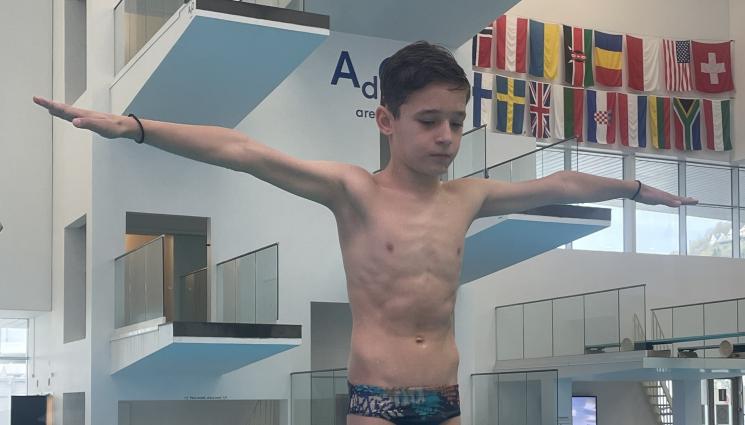 Крис Йорданов скокове - Български юнак сбърка дишането на норвежците – спечели 2 златни медала в басейна