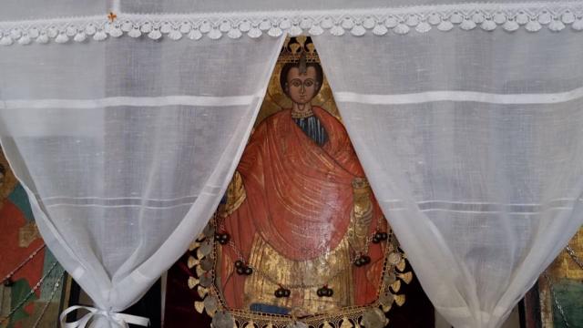 Чудо: Миро тече от икона на Свети Пантелеймон в село Бродилово (СНИМКИ)