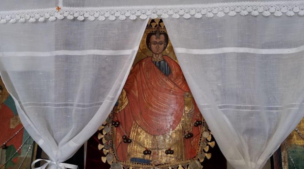 Чудо: Миро тече от икона на Свети Пантелеймон в село Бродилово (СНИМКИ)
