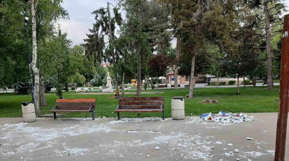 Вандали унищожиха детска великденска украса в Плевен (СНИМКИ/ВИДЕО)