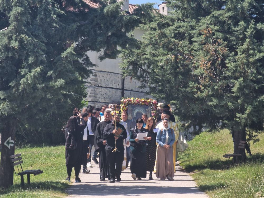 Десетки миряни отново се събраха в Роженския манастир на третия ден от Великден, когато се чества чудотворната икона „Света Богородица-Вратарница“, а в манастира се съхранява копие на иконата