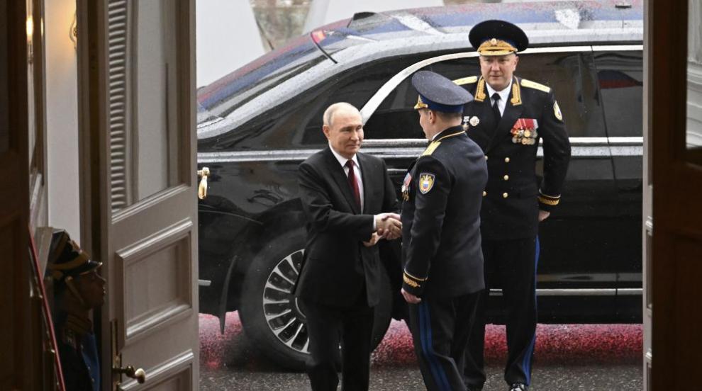Путин показа новата си бронирана лимузина на встъпването в длъжност (СНИМКИ/ВИДЕО)