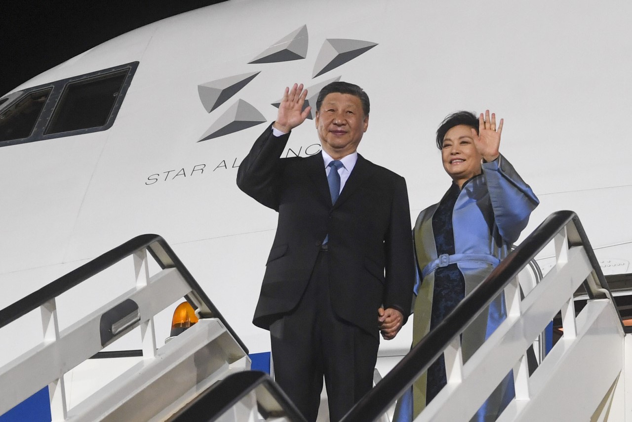 <p>Снощи китайският президент Си Цзинпин, придружаван от съпругата си, беше посрещнат на белградското летище &quot;Никола Тесла&quot; от Вучич и съпругата му</p>