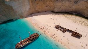 Плажът Навагио на гръцкия остров Закинтос прочут с природната си