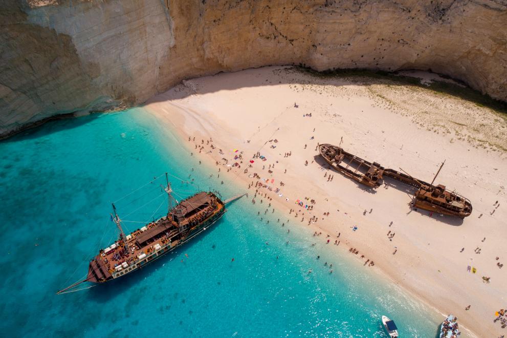 Плажът Навагио на гръцкия остров Закинтос, прочут с природната си