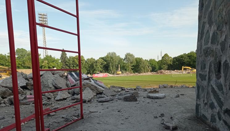 Българска армия - „Телеграф“ си поиска седалка от „Армията“, не ни дадоха и тухла