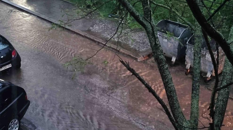 Буря и дъжд в Плевен превърнаха улиците в реки (ВИДЕО)