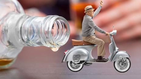 пиян дядо мотопед