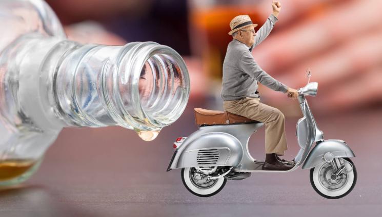 пиян дядо мотопед - БЕСНИ СТРАШНИ ПЕНСИИ: Пиян дядо се катурна от мотопед