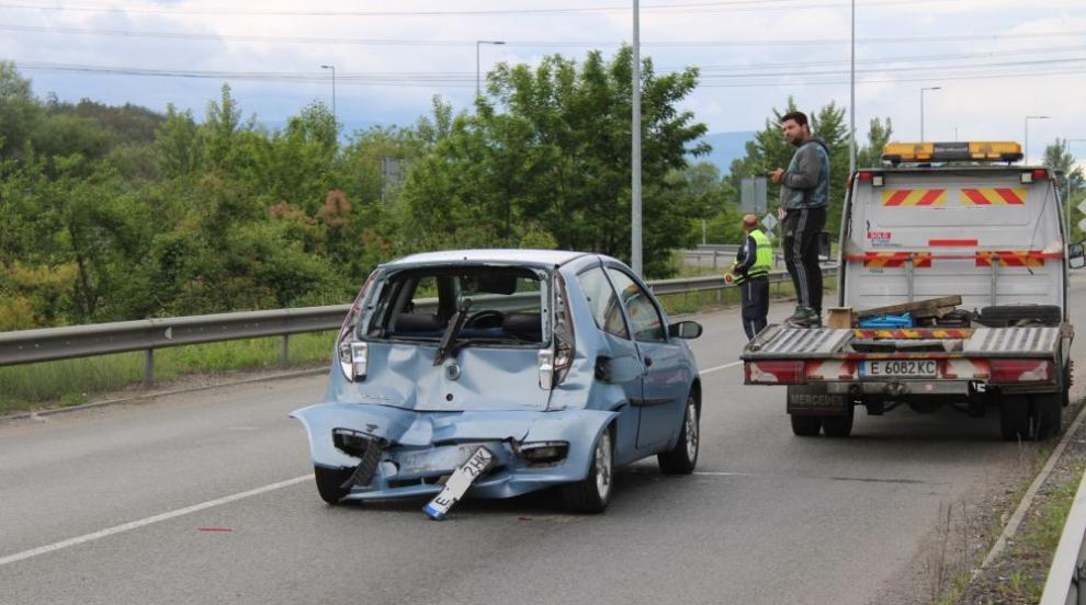 Самосвал удари кола на Е-79 край Благоевград (СНИМКИ)