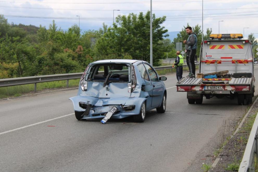 Самосвал удари автомобил на Е-79 край Благоевград. БГНЕС Сигналът за