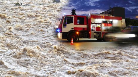 Вижте как спасяват на хора след наводнението в Плевен (ВИДЕО)