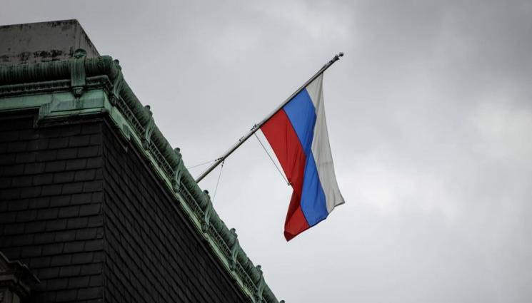 руско знаме флаг - Скандал с руското знаме пред общината в Дупница, дънили и песни по случай 9 май!