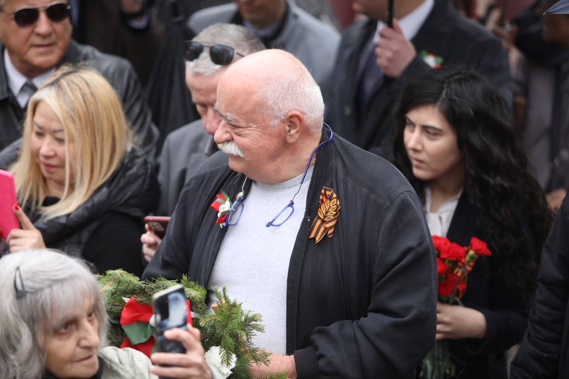 <p>Честване на Деня на победата пред &quot;Паметник на съветския войн - костница на загиналите в Отечествената война&quot;.</p>