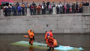 Пътнически автобус падна в река Мойка в Санкт Петербург  