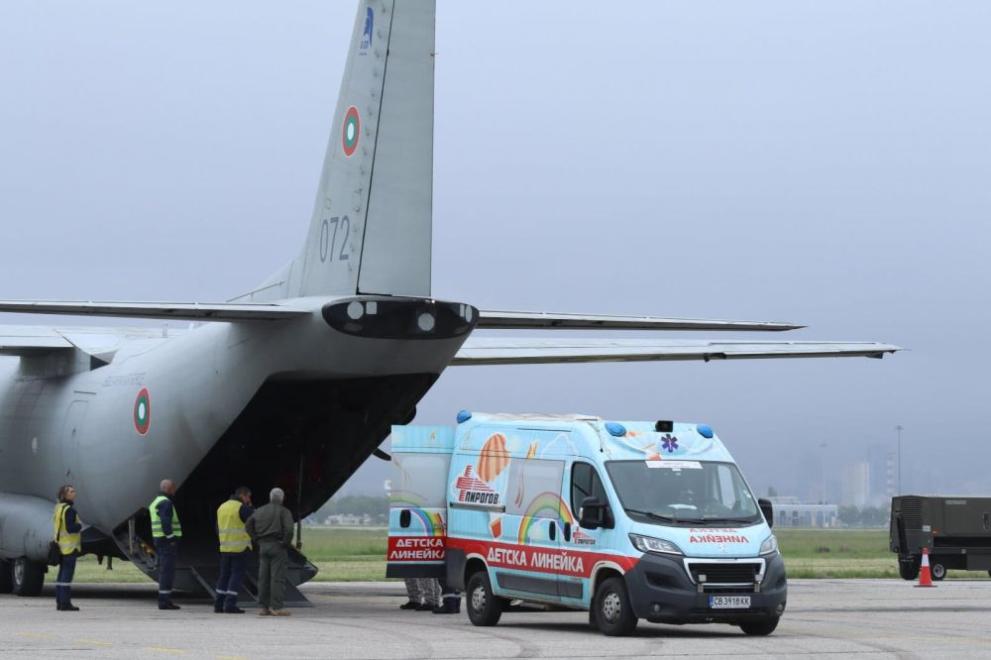 Екипаж от 16-а авиобаза Враждебна със самолет C-27J “Спартан“ е