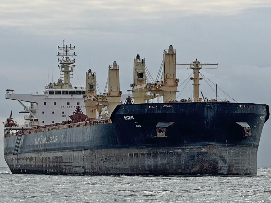 Корабът Руен вече е във Варна и влезе за ремонт