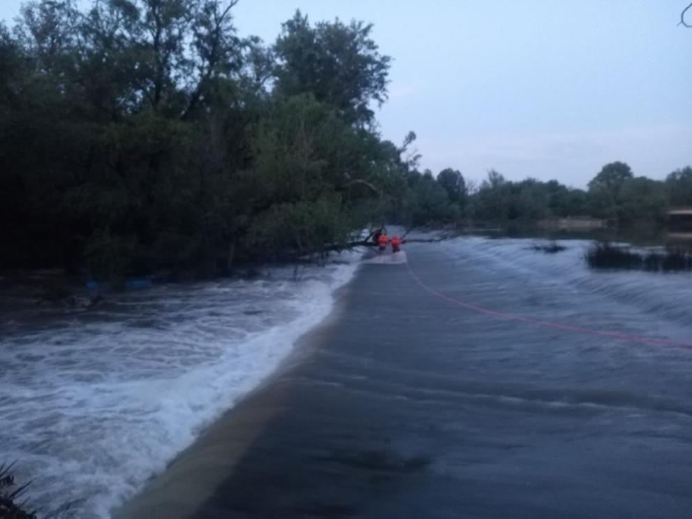 Пожарникари спасиха две момчета от пълноводна река в Плевенско, съобщи