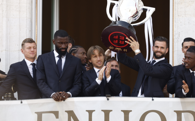 Реал Мадрид получи шампионския си трофей (видео)