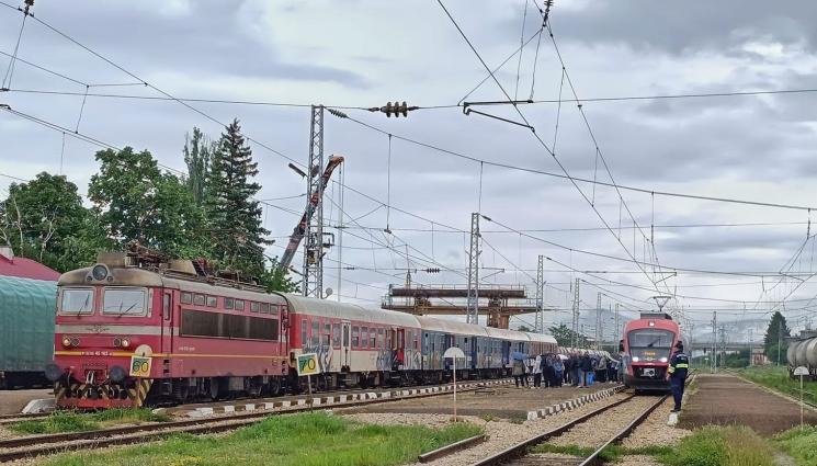 бдж - Заради ремонта на Централна гара: Влакове се скараха кой да мине първи!