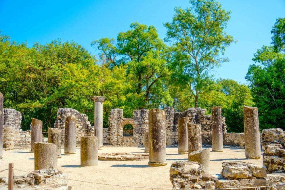 Археологическият парк Финич е важна дестинация за културен туризъм, привличаща