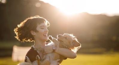 куче човек разходка