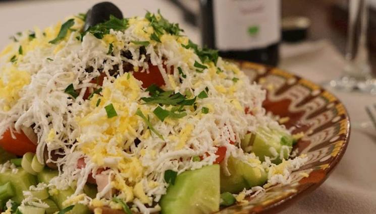 овчарска салата - НЯМА ЛЪЖА, НЯМА ИЗМАМА: Докладват фейк сиренето в салатата!