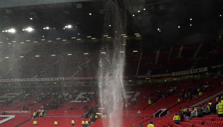 Манчестър Юнайтед - Запъна ли се строежът на новия 