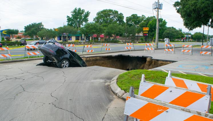 дупка - ИСТИНСКО БЕЗУМИЕ: Три коли, камион и автобус паднаха в дупка на пътя!
