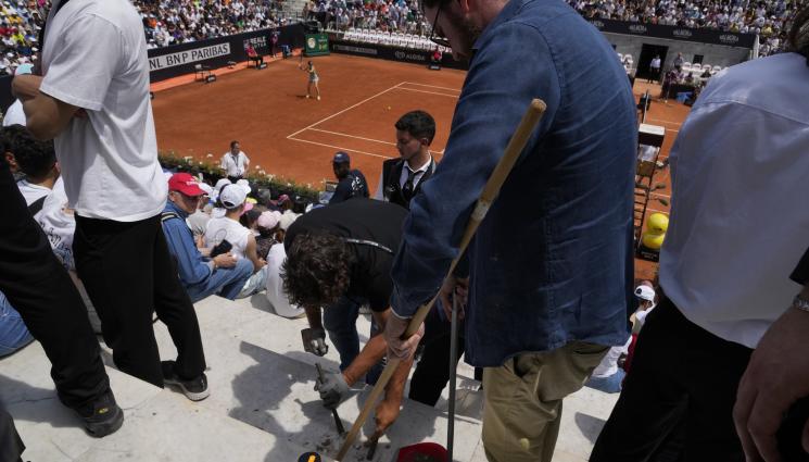 тенис - Екоактивисти прекъснаха два мача на мастърса в Рим
