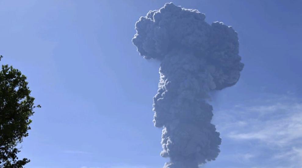 Вулканът Ибу в Индонезия отново изригна