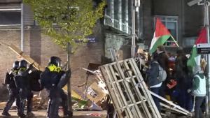 Пропалестински протестиращи окупираха университетски сгради в нидерландските градове Амстердам Гронинген