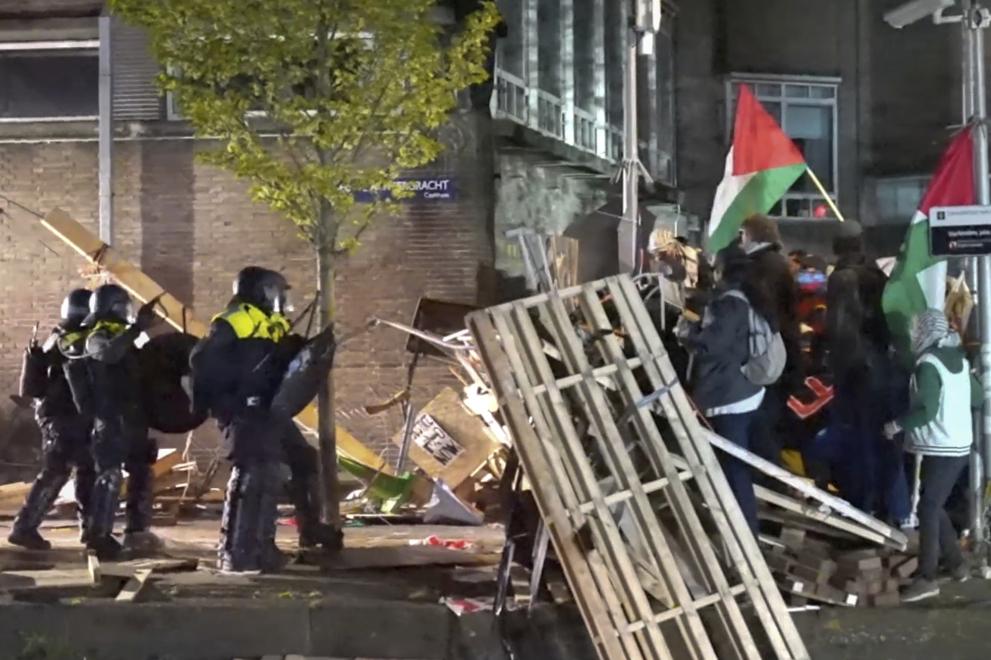 Пропалестински протестиращи окупираха университетски сгради в нидерландските градове Амстердам, Гронинген