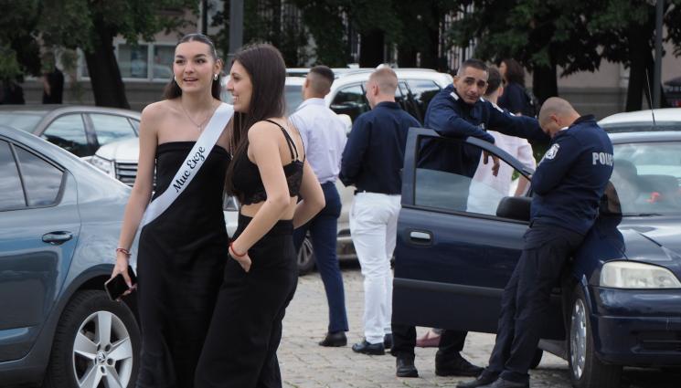 бал - НА АБИТУРИЕНТСКИ БАЛ: Тийнейджър се направи на мотика, свърши в