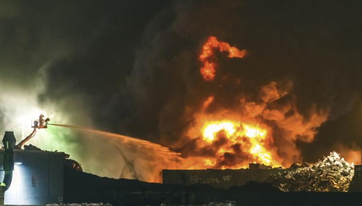 пожар - ПОЖАР ЗА МИЛИОНИ: Пламнаха 15 яхти на пристанище! Пожарникари се борят със стихията, огънят се разпространява