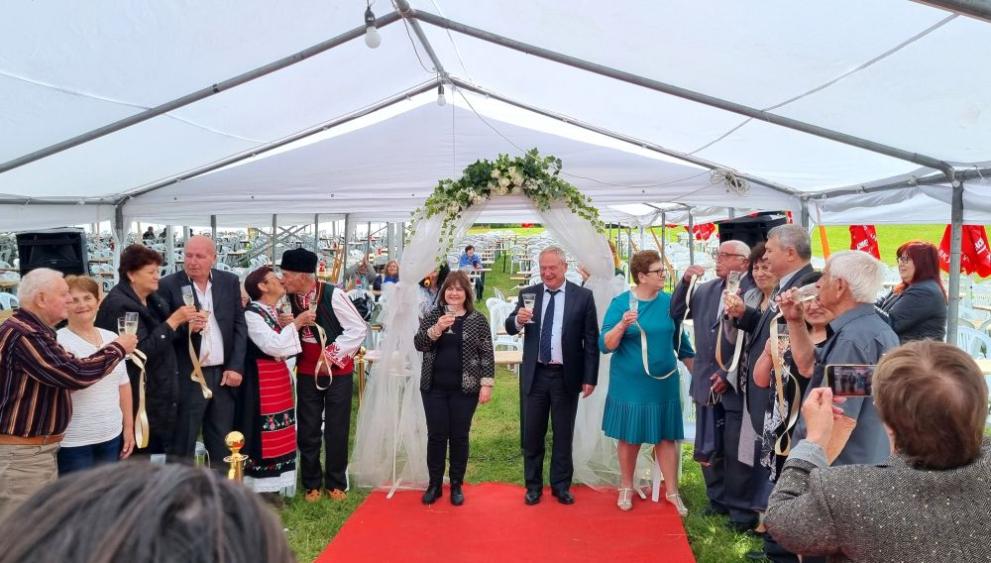Шест семейни двойки участваха в церемония Златни младоженци“ в Търговище.