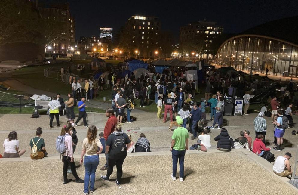 Полицията в Ню Йорк нахлу в Колумбийския университет и арестува протестиращи