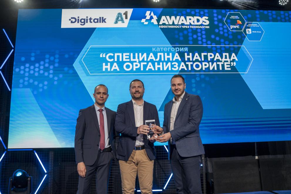  Третото издание на DigitalK&A1 Awards отличи топ 3 на софтуерните бизнес нововъведения на 2023 година, Михаил Семерджиев, старши управител ICT услуги в А1 България и член на журито на DigitalK&A1 Awards (вляво на снимката) връчи специфичната премия на уредниците на Виктор Стоянов, шеф Алтернативни канали и Даниел Джолев, заместник-директор Дигитални и осведомителни технологии в УниКредит Булбанк за създадената от вътрешен екип на банката функционалност 