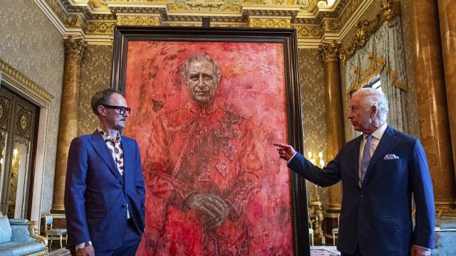 Първият официален портрет на Чарлз Трети след коронацията: На червен фон и с пеперуда