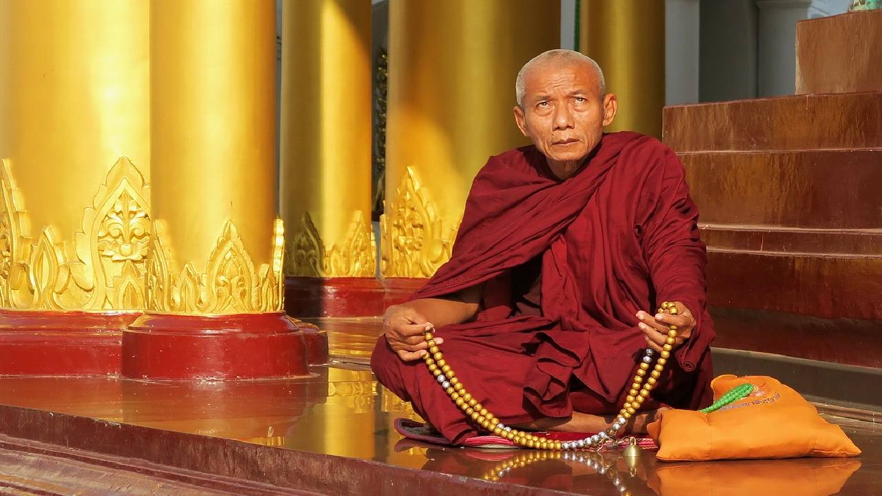 мианмарски свещеник