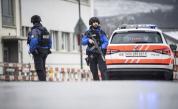 Въоръжен с нож мъж рани няколко души в Швейцария