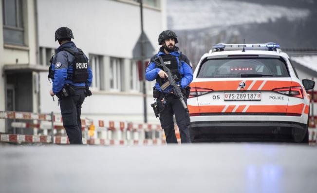 <p>Въоръжен с нож мъж рани няколко души в Швейцария (СНИМКИ)</p>