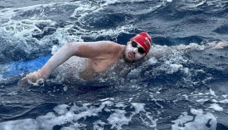 Петър Стойчев - Стойчев го направи, преплува 45-километровия проток Молокай