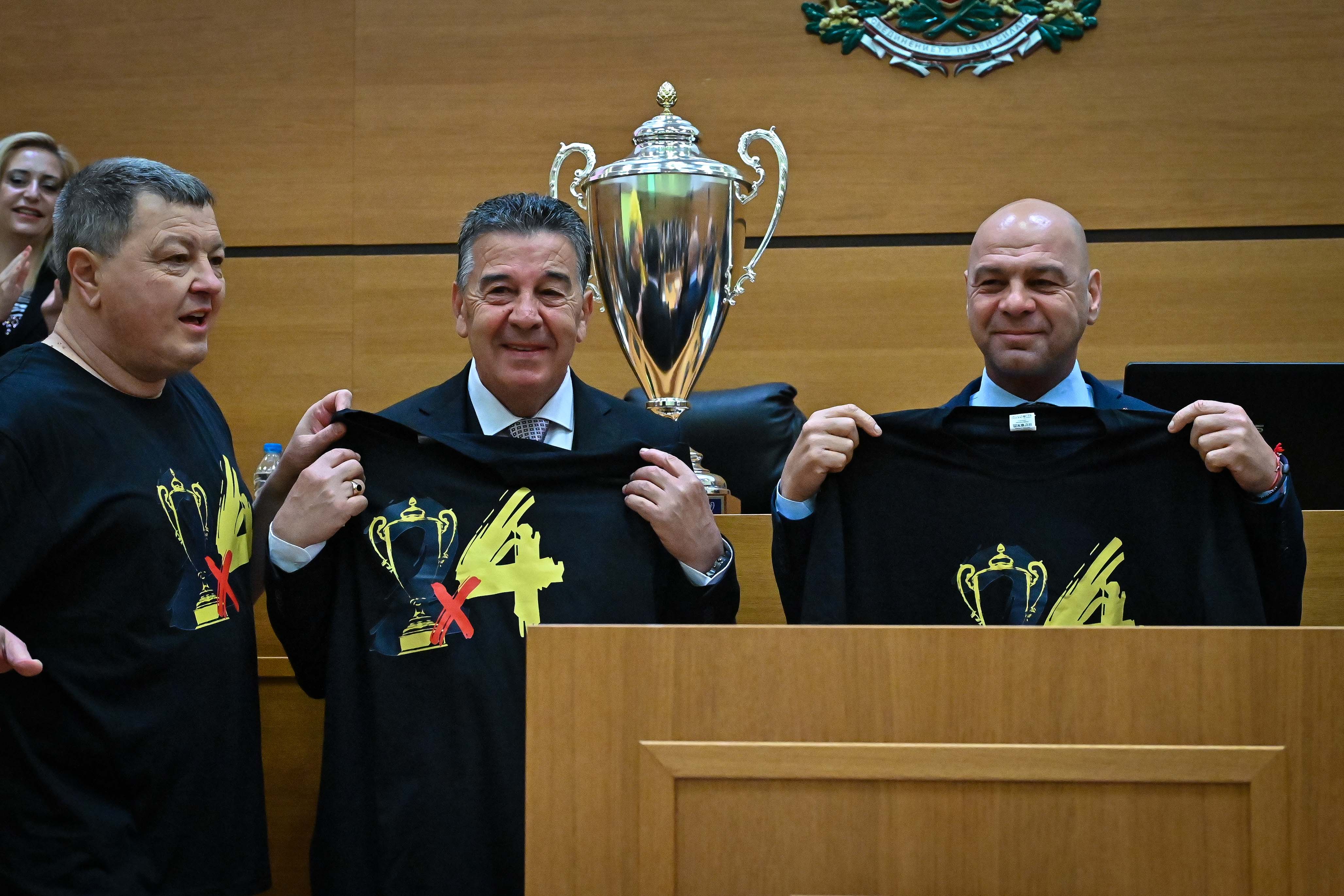 Ботев Пд занесе купата на България при кмета на Пловдив