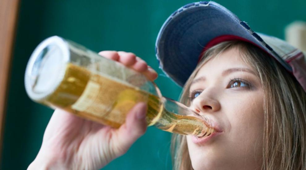Специалистите отчитат повишена консумация на алкохол от все по-млади хора и ученици у нас