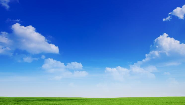 небе чист въздух поляна облаци трева - Докато тук още горим гуми и PVC дограма за отопление, в Исландия искат да дишат въздух, който не се вижда! (СНИМКА)