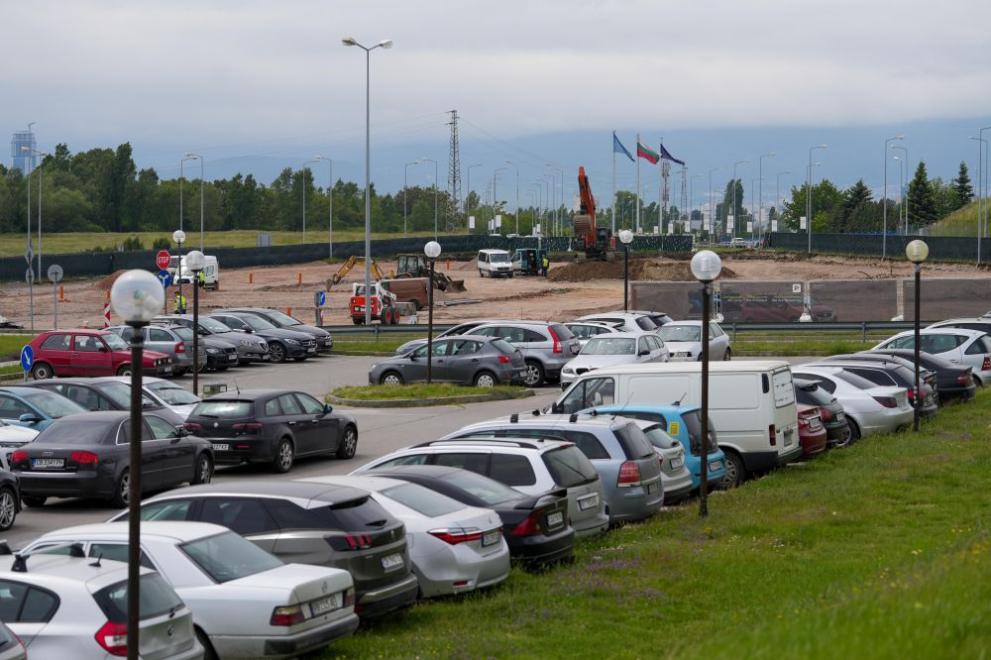 Усилено изграждат големия открит паркинг на Терминал 2 на Летище